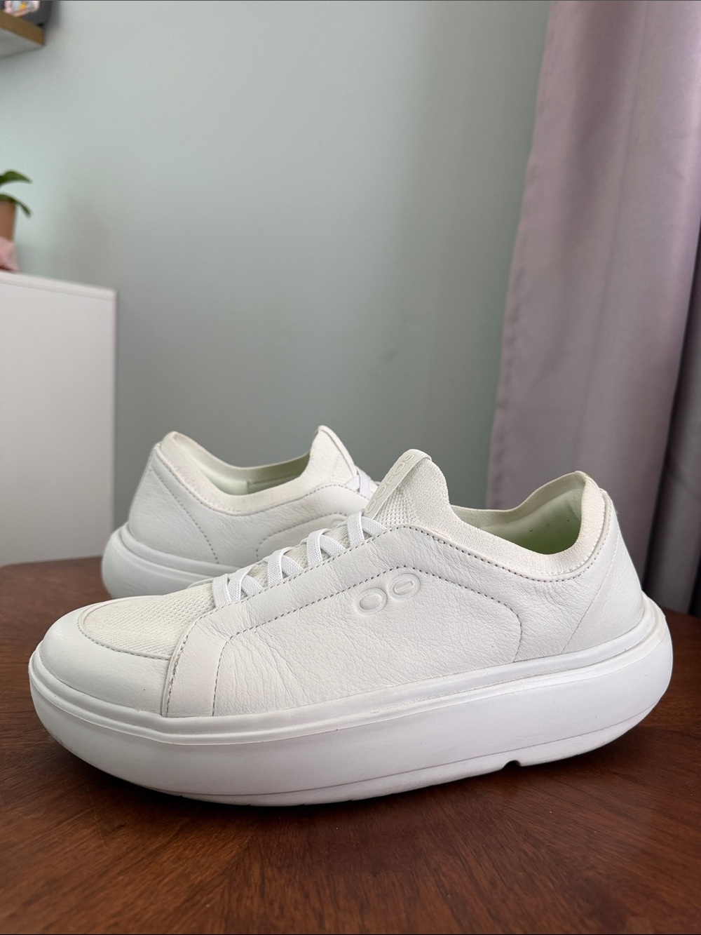 OOFOS Club+ Oofoam White Leather Shoes Women's SIZE 11 Comfort Recovery Slip On